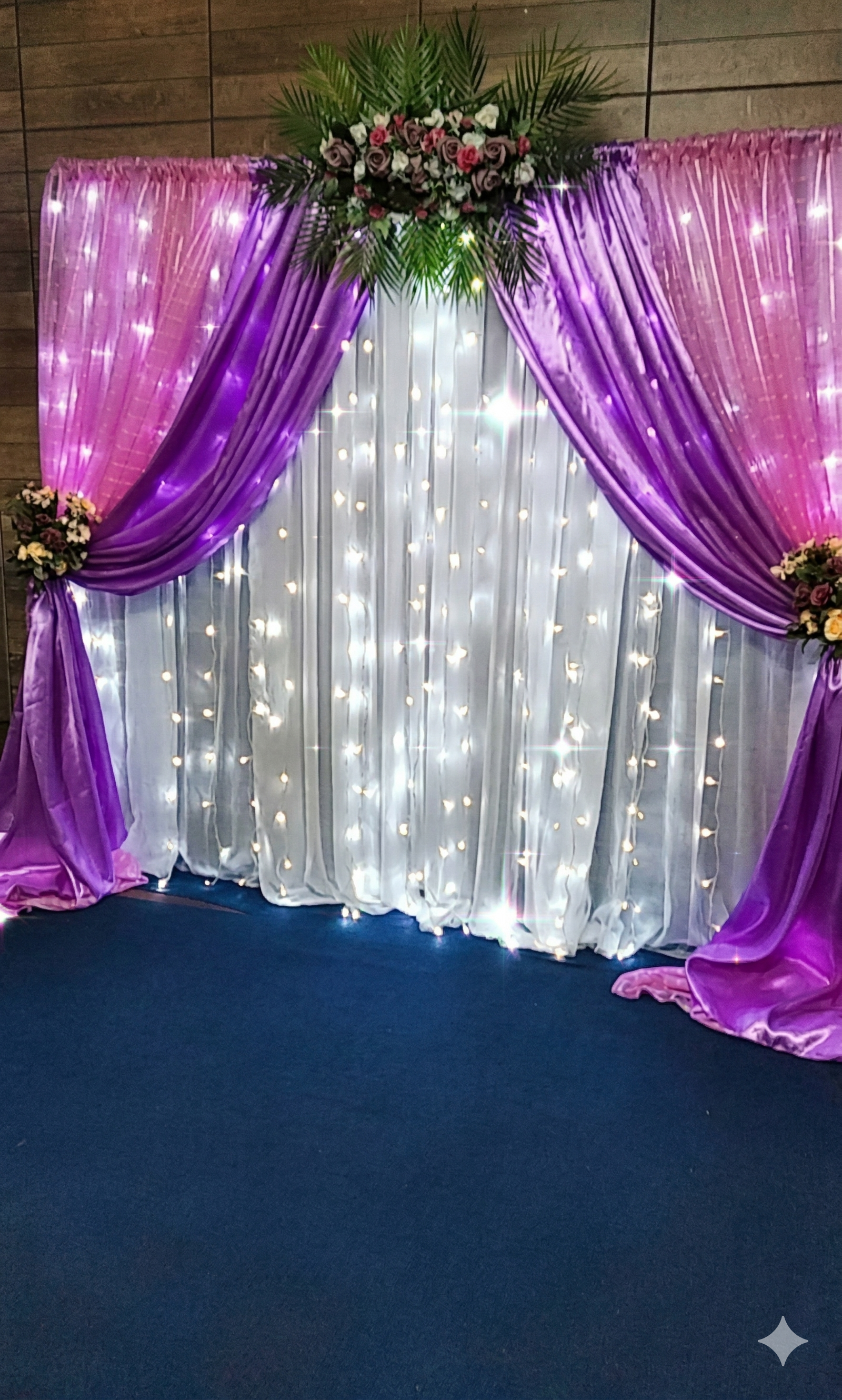 Salón decorado con telas y luces